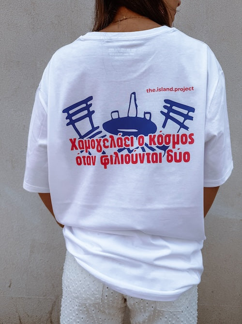 Unisex oversized T-shirt ‘χαμογελάει ο κόσμος ‘ λευκό