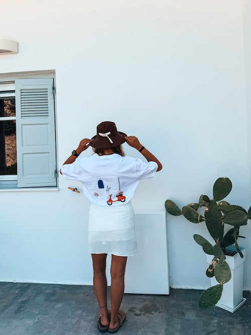 Unisex oversized T-shirt ‘να φύγουμε παρέα’ λευκό