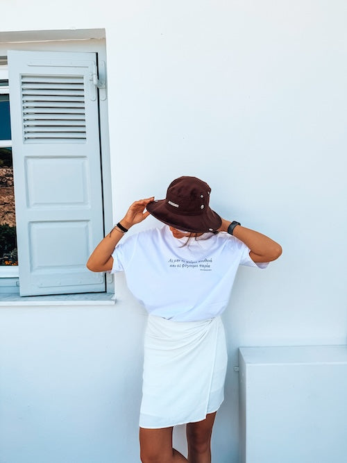 Unisex oversized T-shirt ‘να φύγουμε παρέα’ λευκό