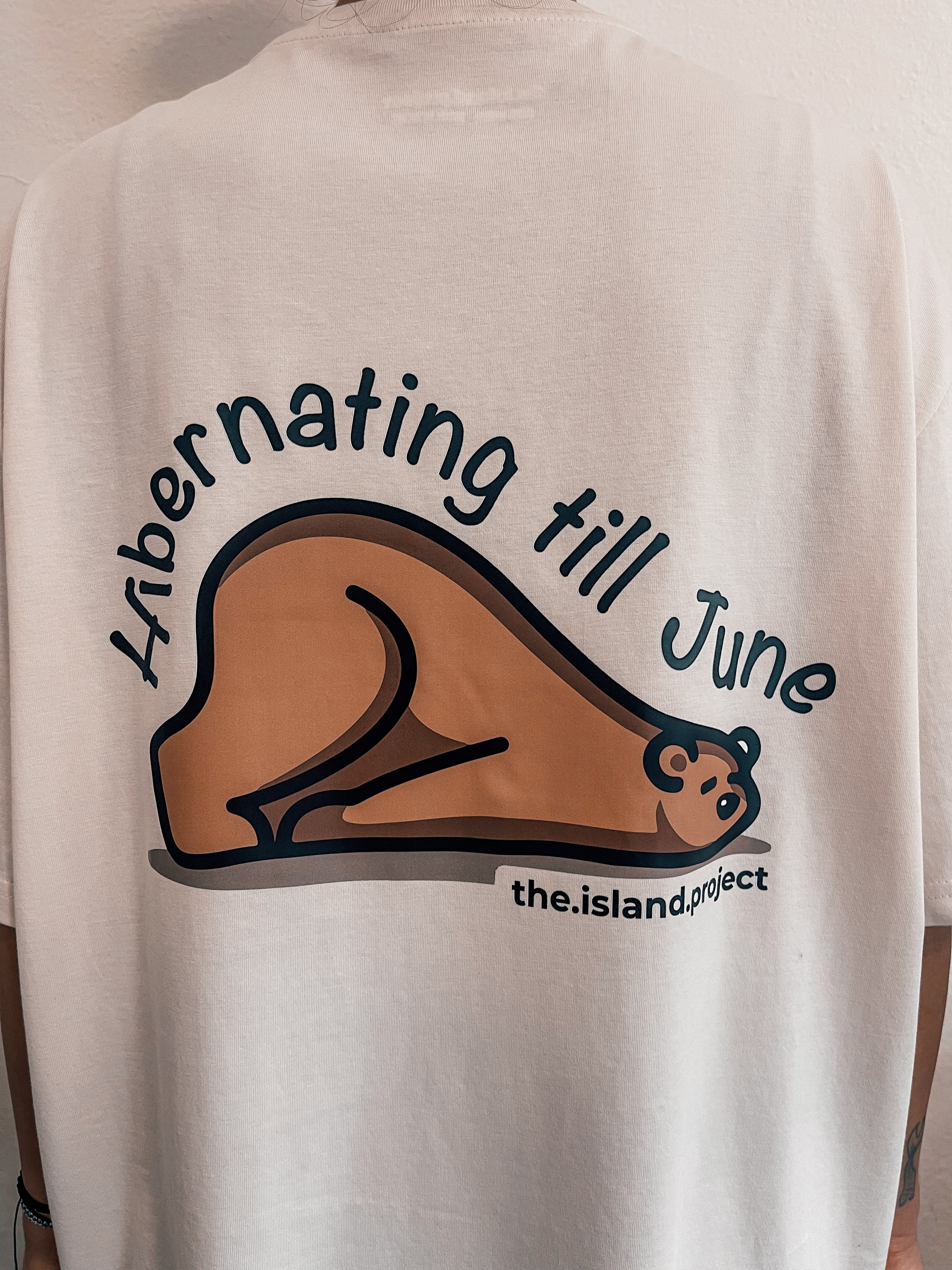 Unisex Oversized T-Shirt "Hibernating till June" ΜΠΕΖ