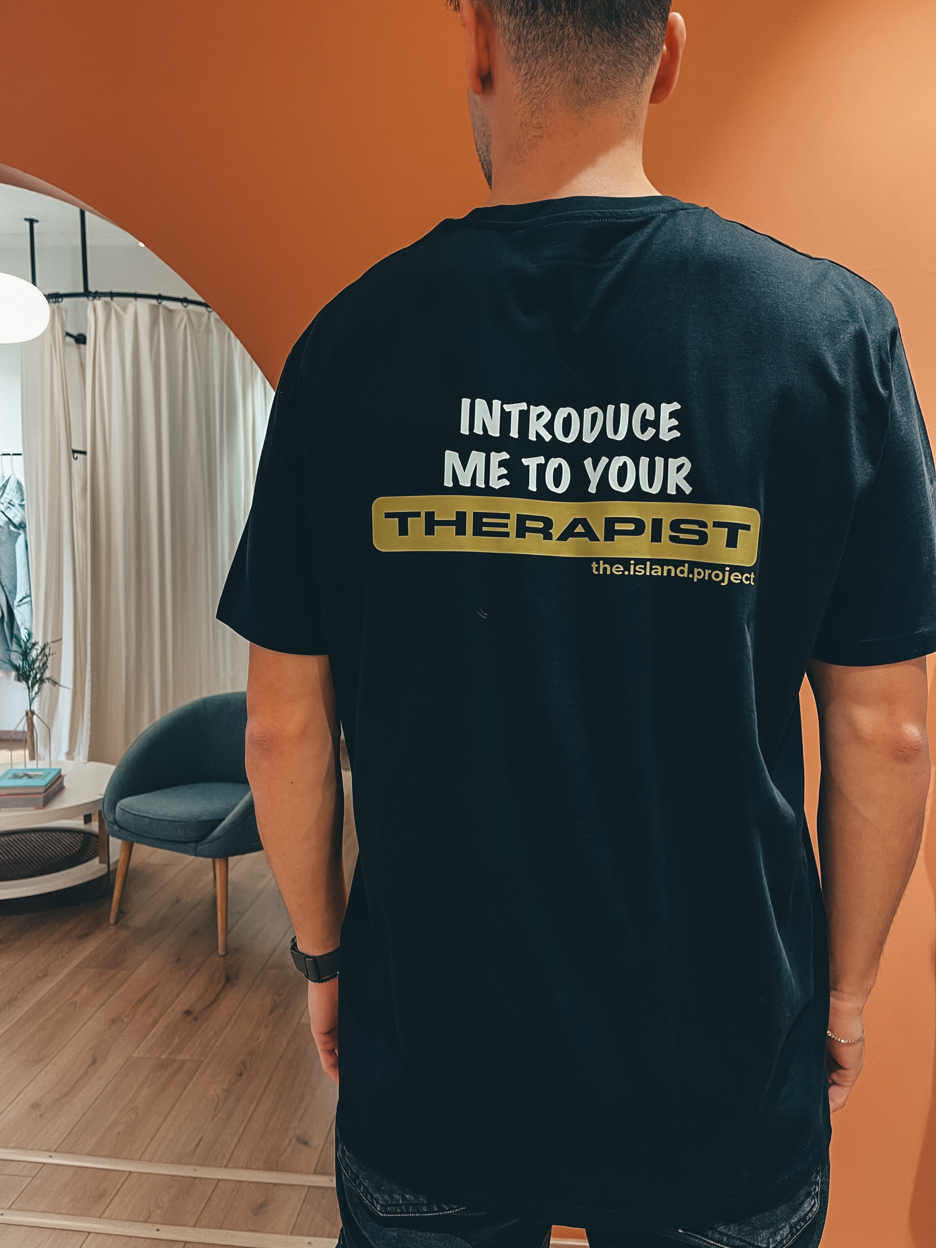 Unisex Oversized Tshirt "Introduce Me To Your Therapist" black